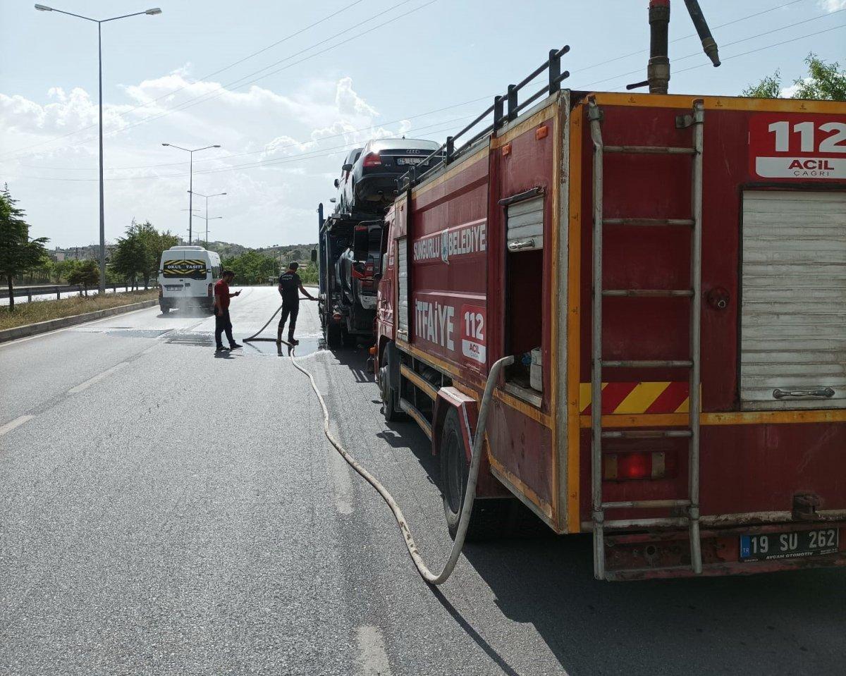 Çorum'da dorsesi sıfır araç yüklü olan tırın lastikleri yandı