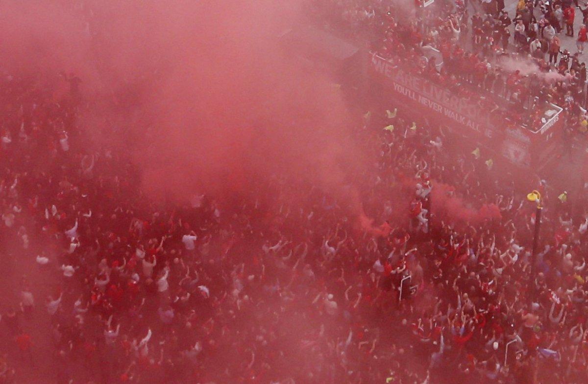 Liverpool taraftarı, Şampiyonlar Ligi finalini kaybeden takımlarını şarkılarla karşıladı