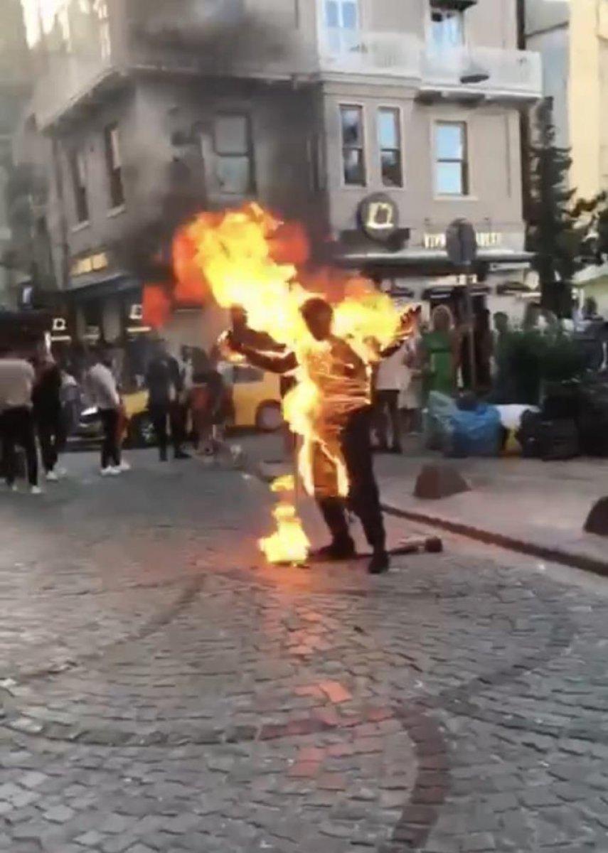 Elindeki orakla Galata'ya gelen şahıs kendini yaktı