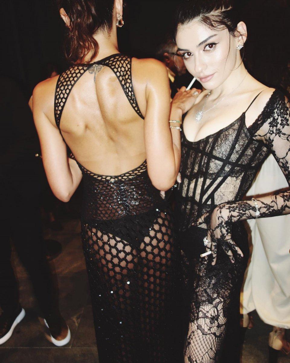 Berrak Tüzünataç transparan elbise giydi