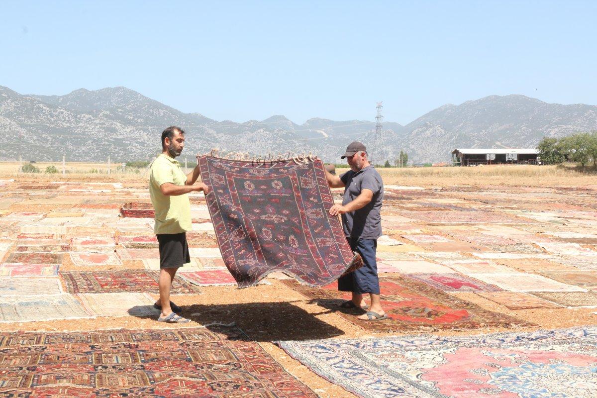 Antalya'da el dokuması halılar, tarlalara serildi