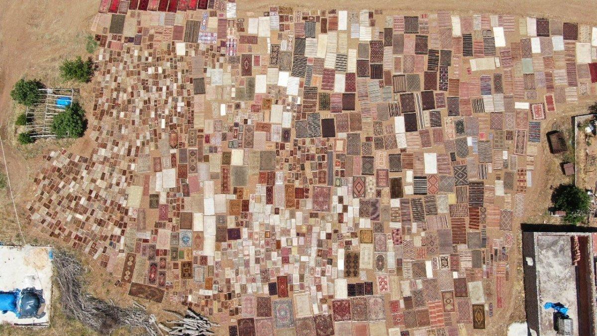 Antalya'da el dokuması halılar, tarlalara serildi