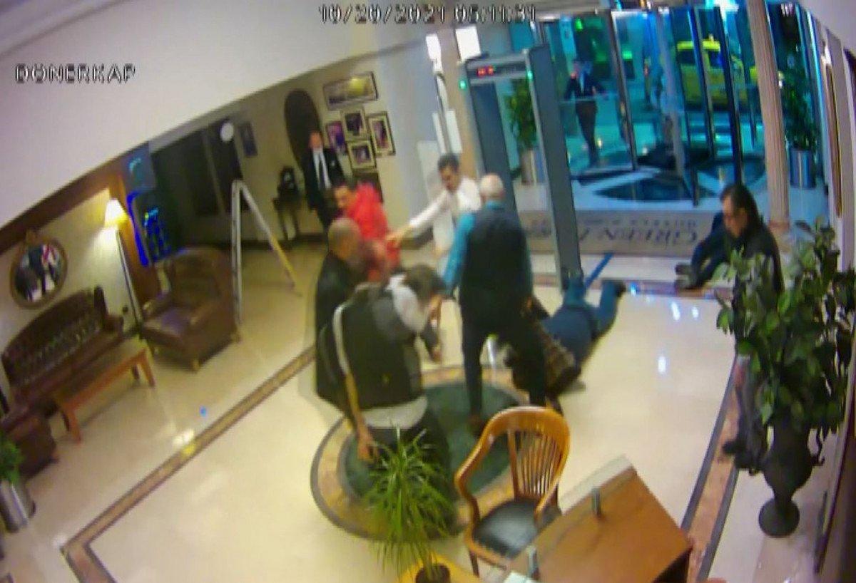 Ataşehir'de, barda başlayıp lobide biten kavgada çenesi kırıldı