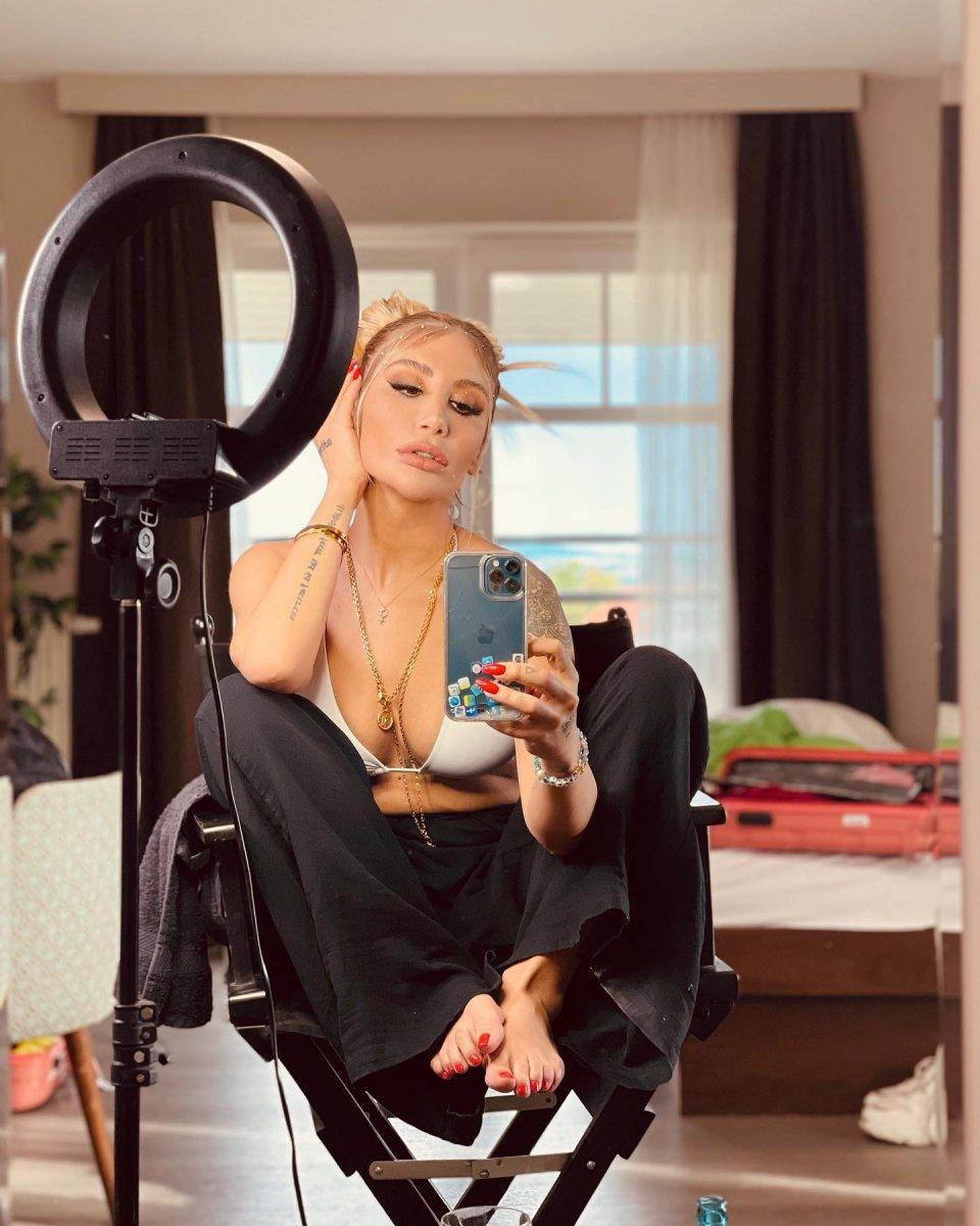 İrem Derici'den bikinili poz