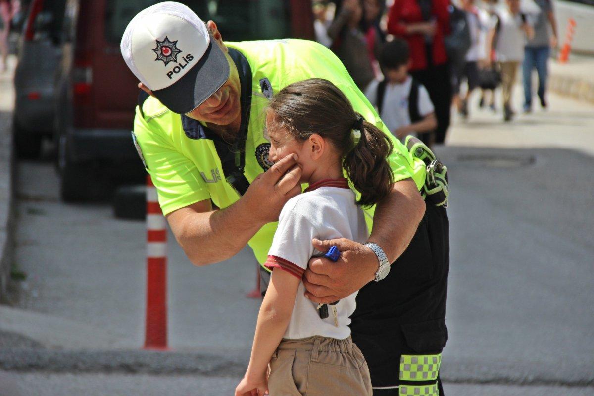 Kocaeli'de okuldan çıkan çocuklar onun yanına koşuyor
