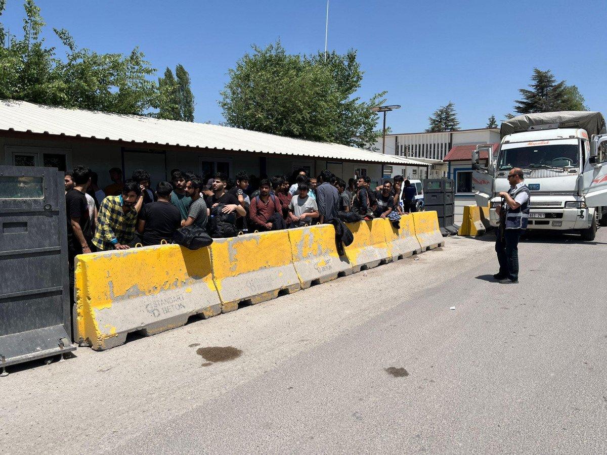 Kütahya'da kamyonun kasasından 92 düzensiz göçmen çıktı