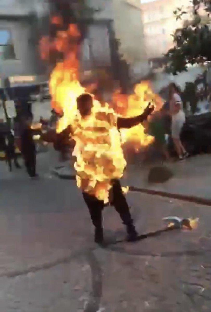Elindeki orakla Galata'ya gelen şahıs kendini yaktı