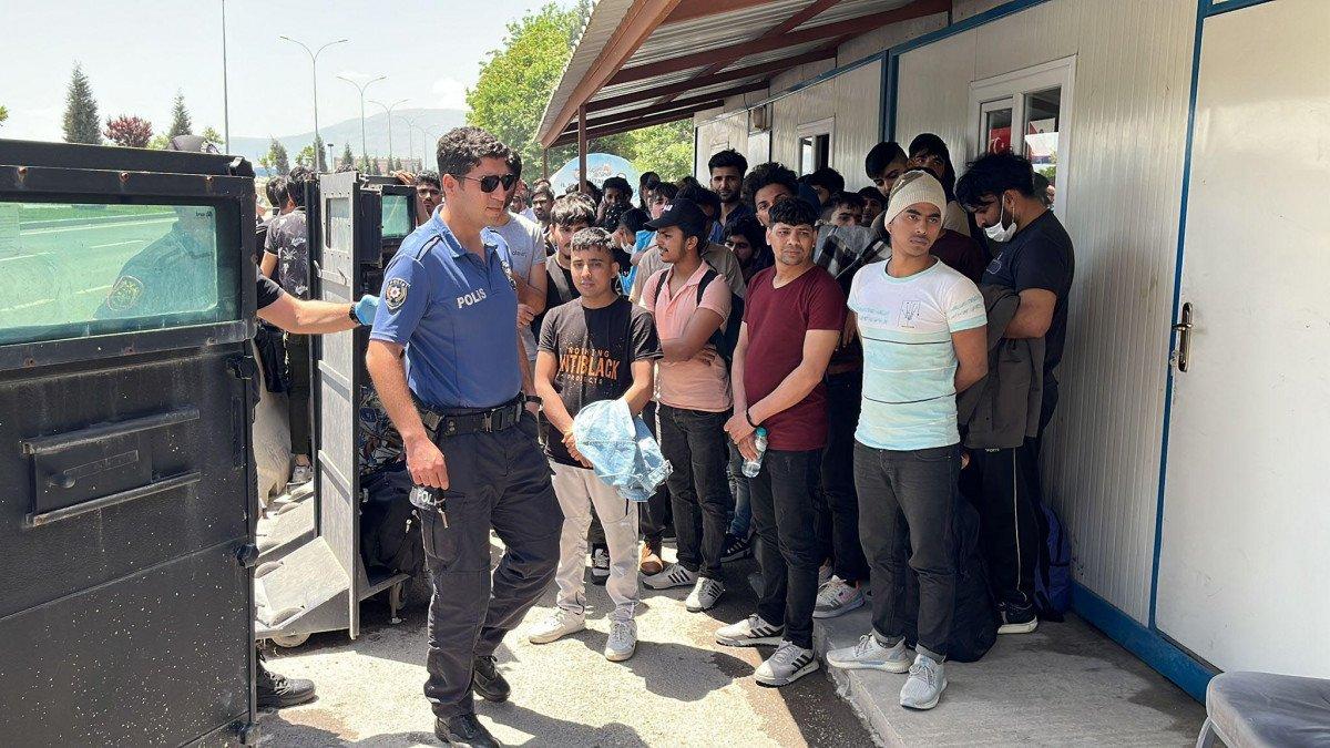 Kütahya'da kamyonun kasasından 92 düzensiz göçmen çıktı