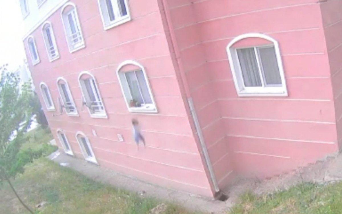 Bursa'da 5'inci kattan düşen çocuk hayati tehlikeyi atlattı