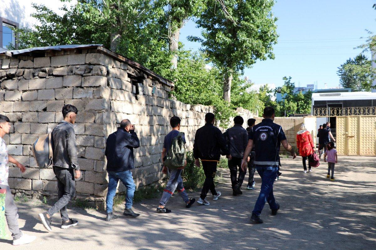 Van polisi 13 kaçak göçmen yakaladı