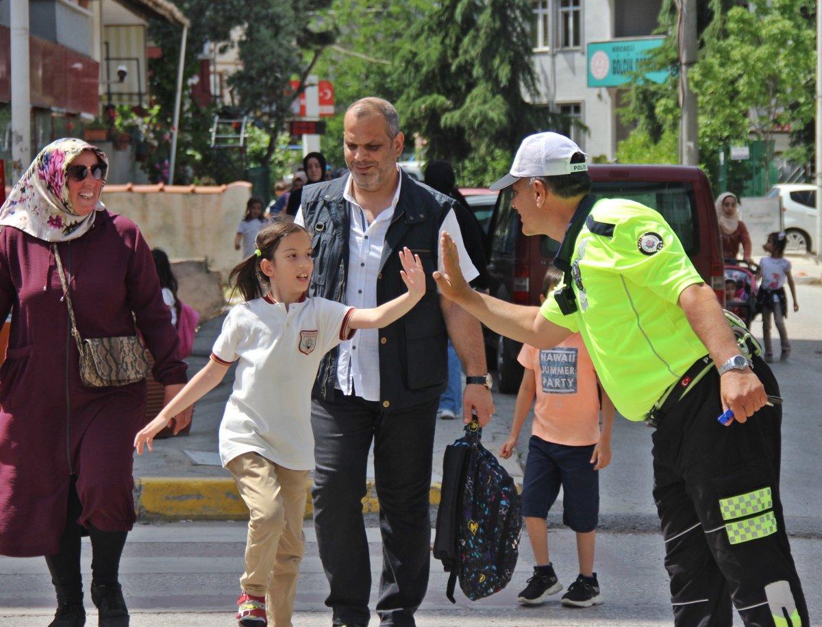 Kocaeli'de okuldan çıkan çocuklar onun yanına koşuyor