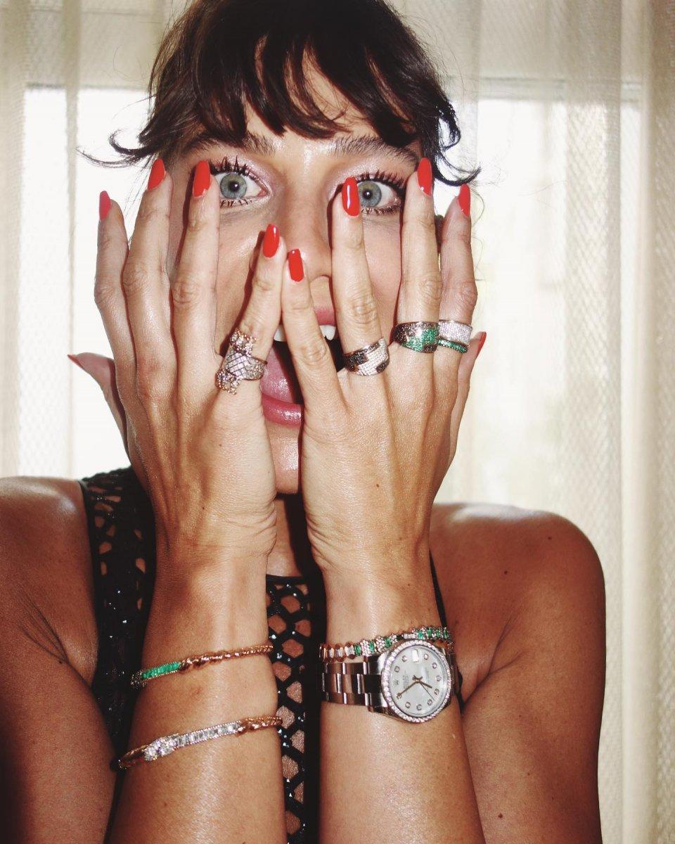 Berrak Tüzünataç transparan elbise giydi