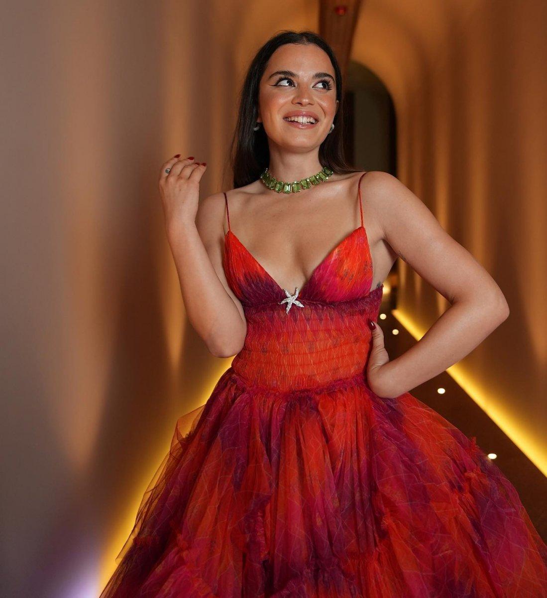 Aslı Bekiroğlu, kırmızı elbisesiyle poz verdi