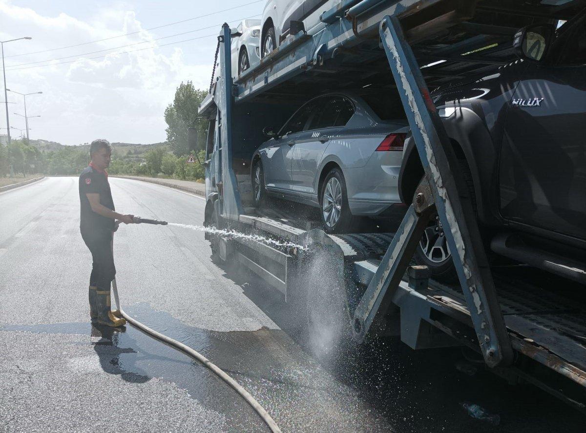 Çorum'da dorsesi sıfır araç yüklü olan tırın lastikleri yandı