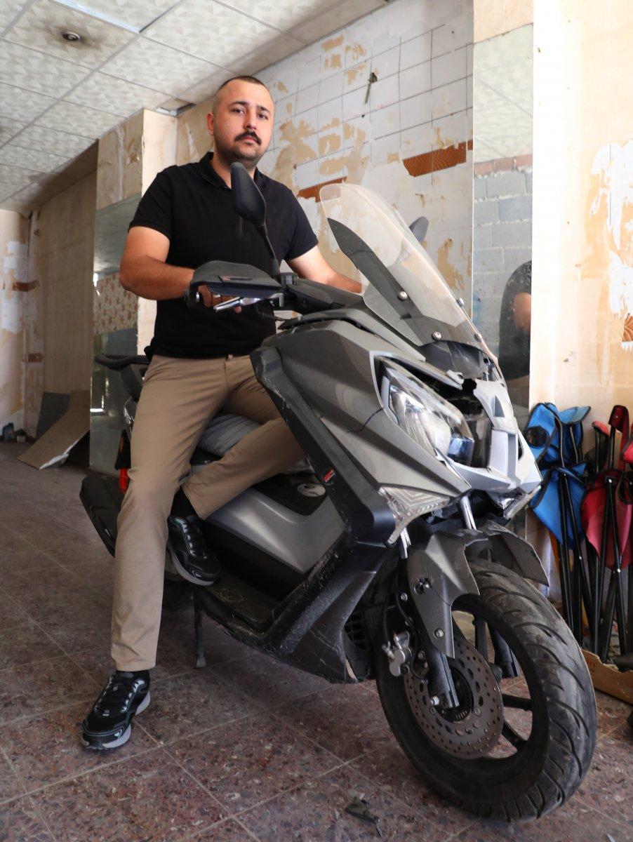 Adana’da yaralı halde otomobili kovaladı