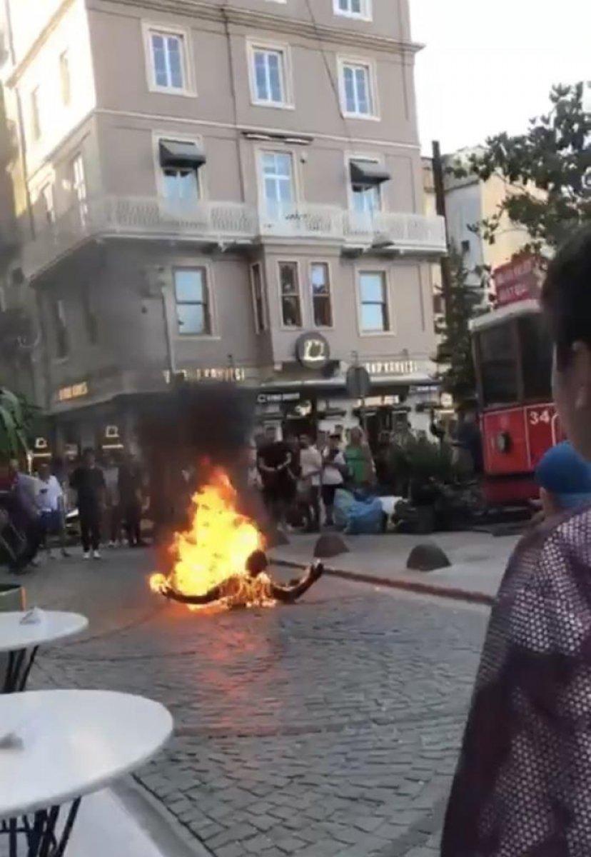Elindeki orakla Galata'ya gelen şahıs kendini yaktı
