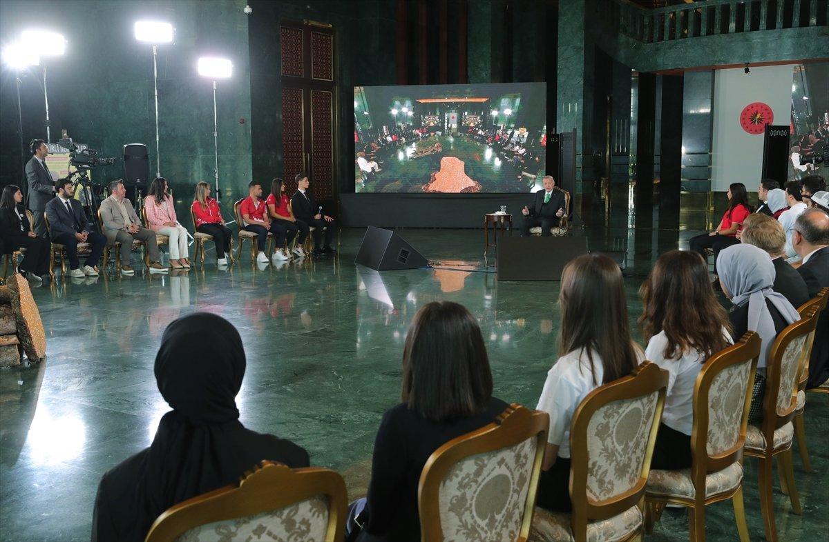Cumhurbaşkanı Erdoğan'la gençler arasında basketbol diyaloğu