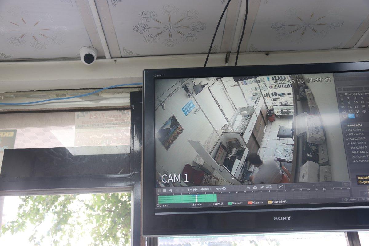 Diyarbakır'da hırsızlardan bıkan esnaf dükkanını satışa çıkardı