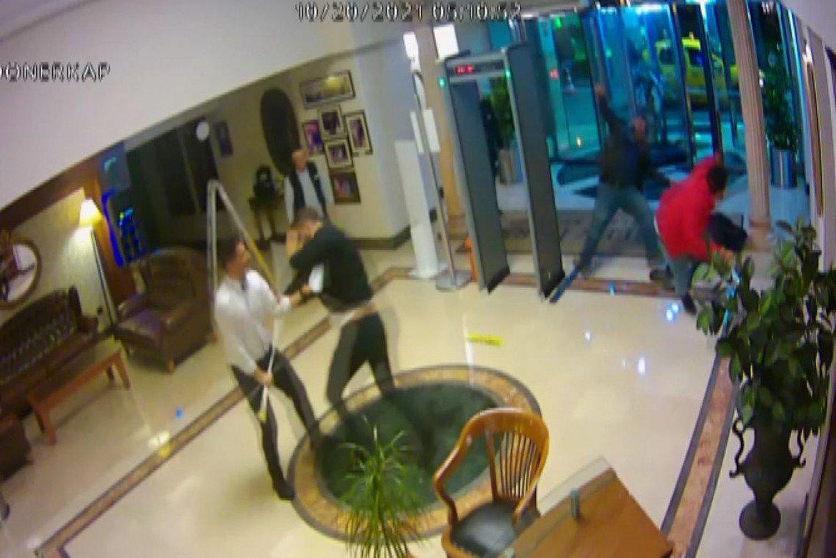 Ataşehir'de, barda başlayıp lobide biten kavgada çenesi kırıldı