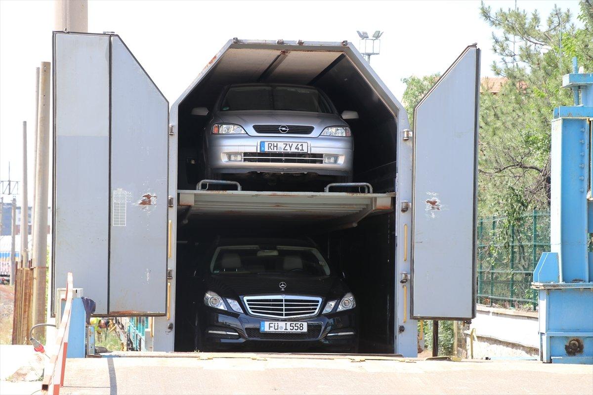 Tatilci gurbetçiler Edirne'den Türkiye'ye girmeye başladı