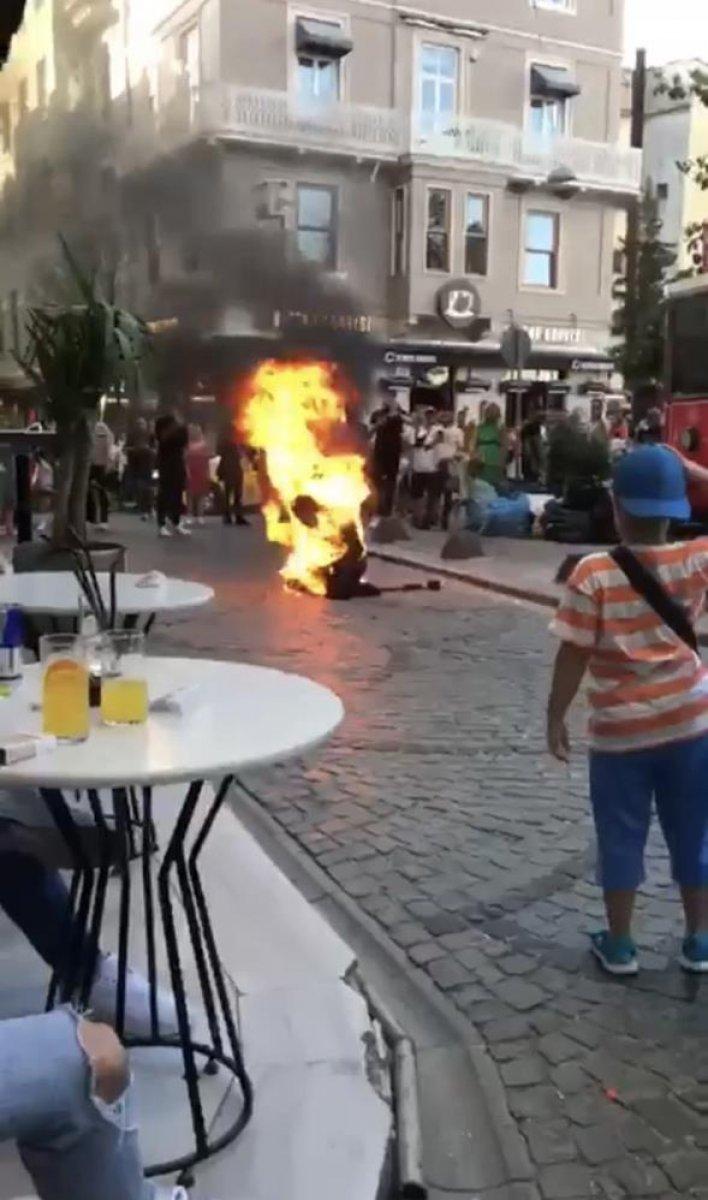 Elindeki orakla Galata'ya gelen şahıs kendini yaktı