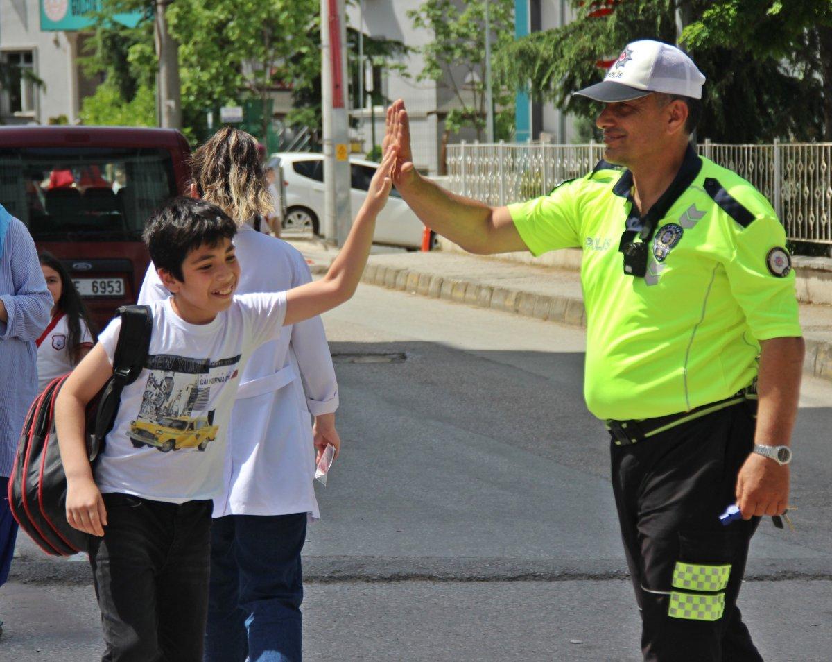 Kocaeli'de okuldan çıkan çocuklar onun yanına koşuyor