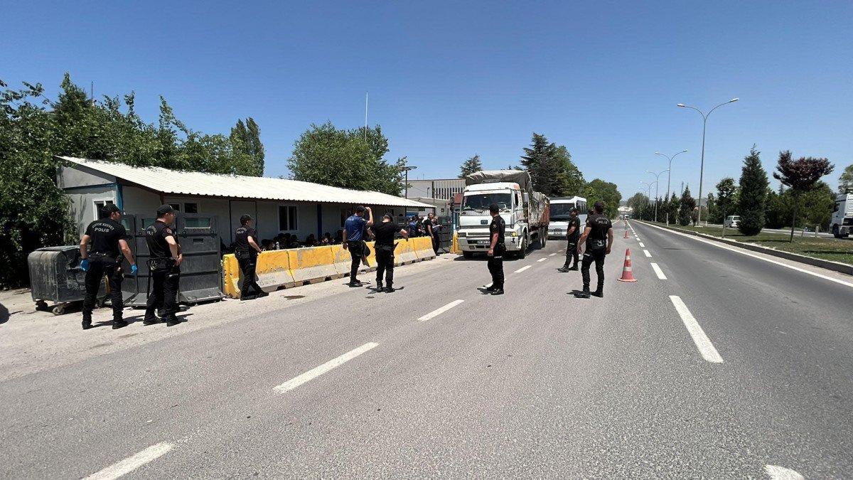 Kütahya'da kamyonun kasasından 92 düzensiz göçmen çıktı