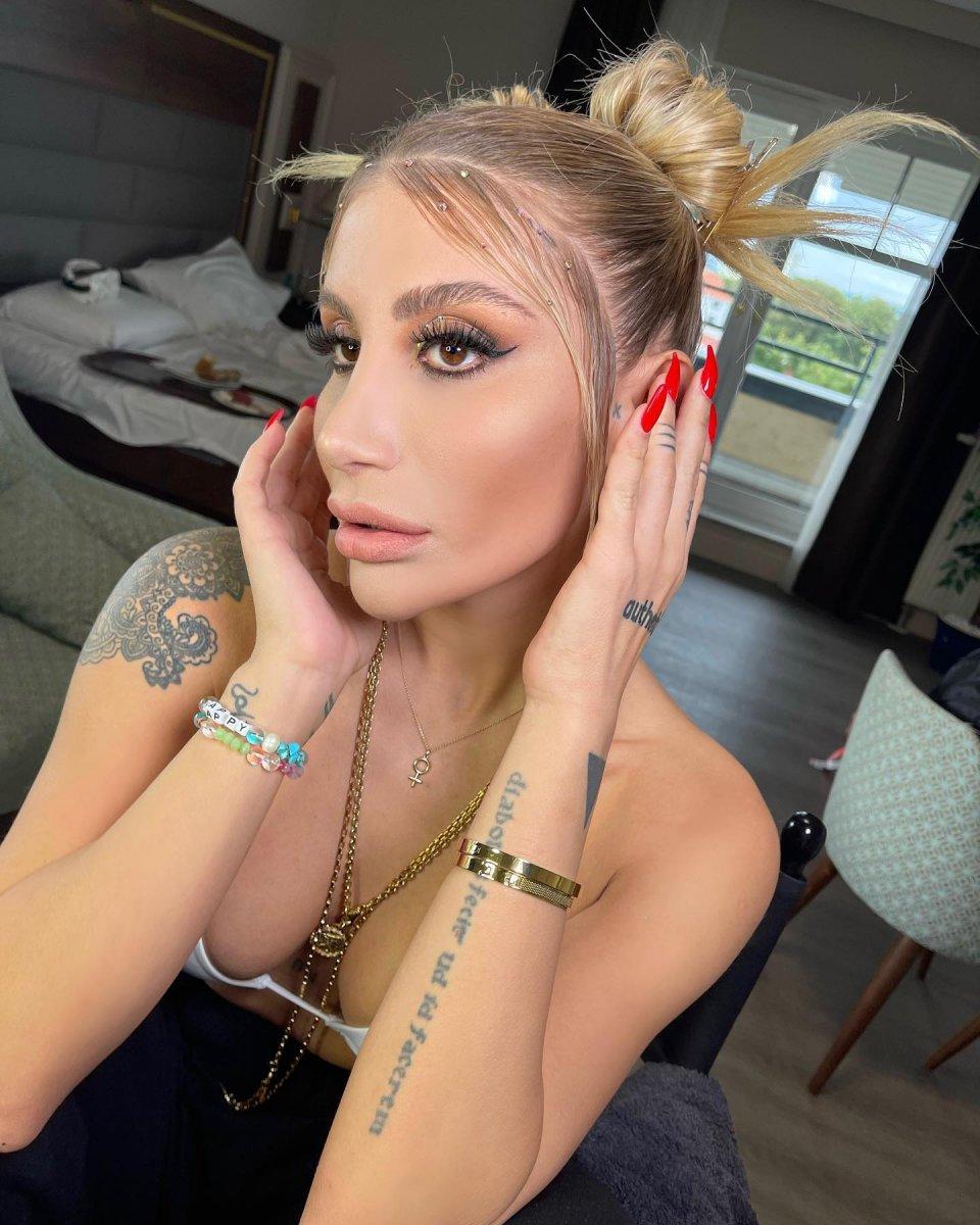 İrem Derici'den bikinili poz