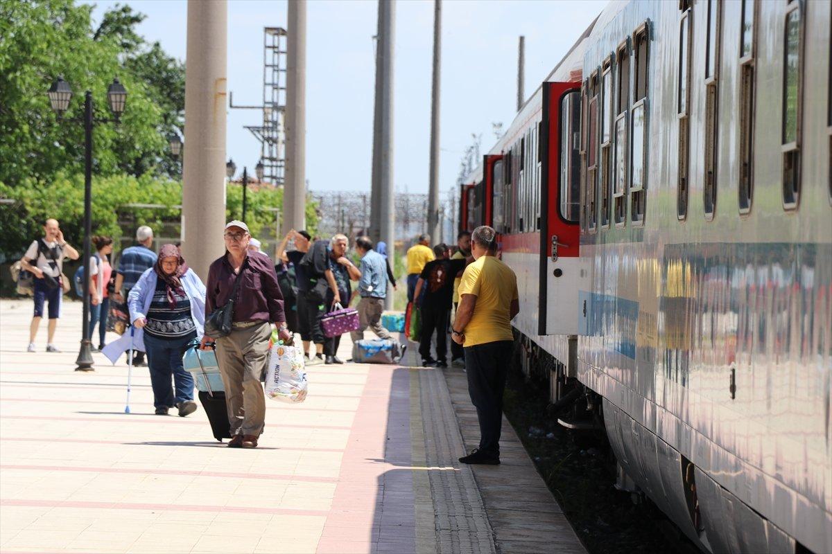 Tatilci gurbetçiler Edirne'den Türkiye'ye girmeye başladı