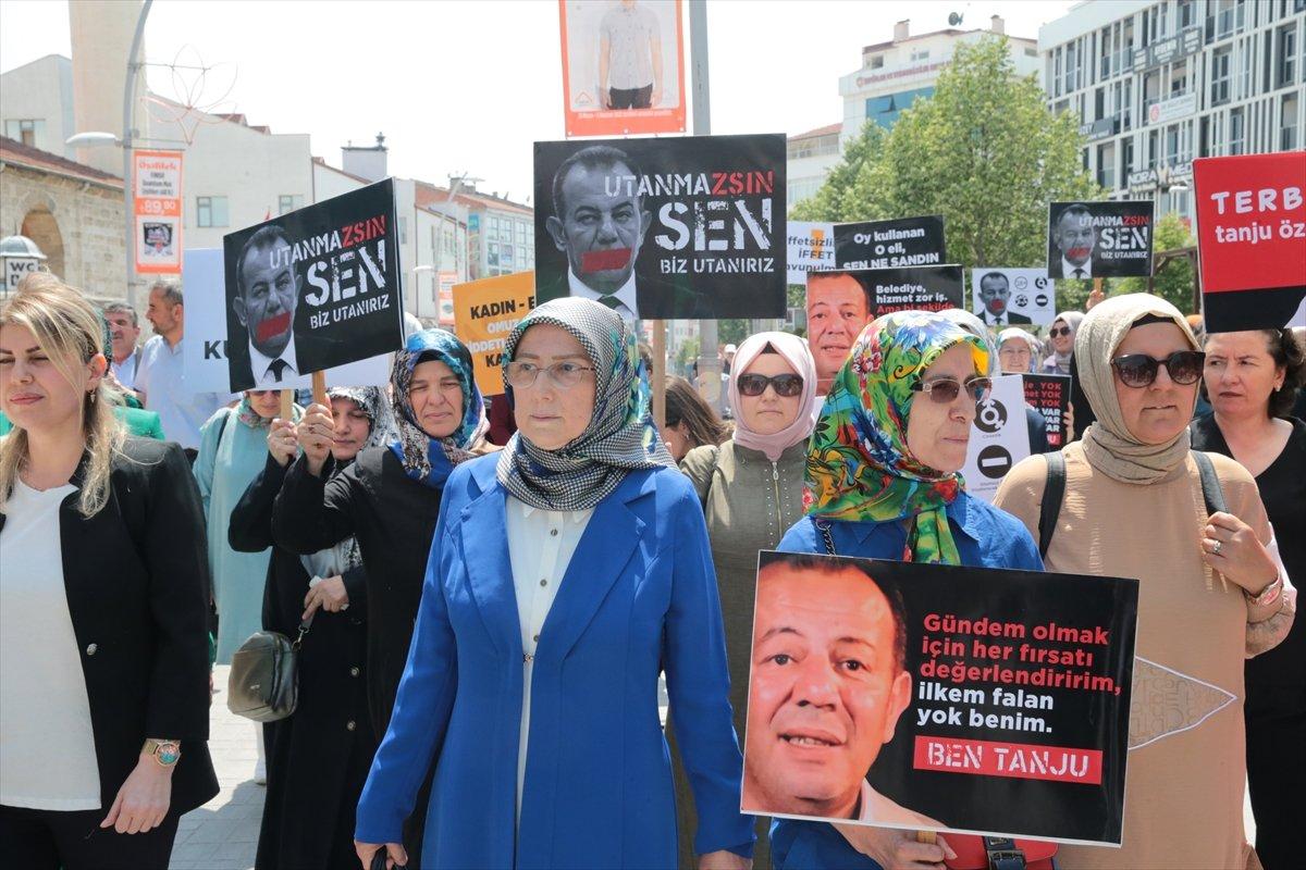 Bolu'da kadınlar, ellerinde 'Terbiyesiz Tanju Özcan' pankartlarıyla yürüdü