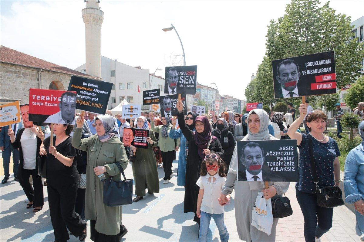 Bolu'da kadınlar, ellerinde 'Terbiyesiz Tanju Özcan' pankartlarıyla yürüdü