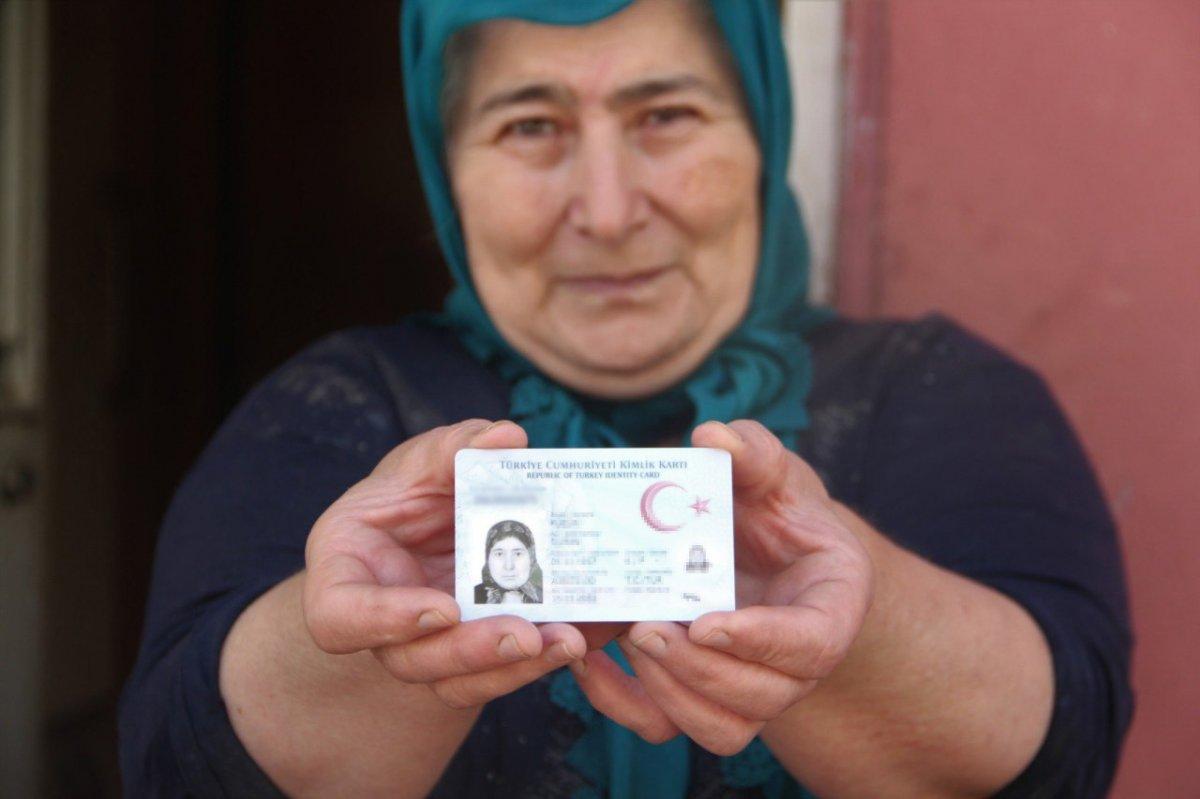 Kayıtlara ölü olarak geçen anne ve oğlu yeni kimliklerine kavuştu