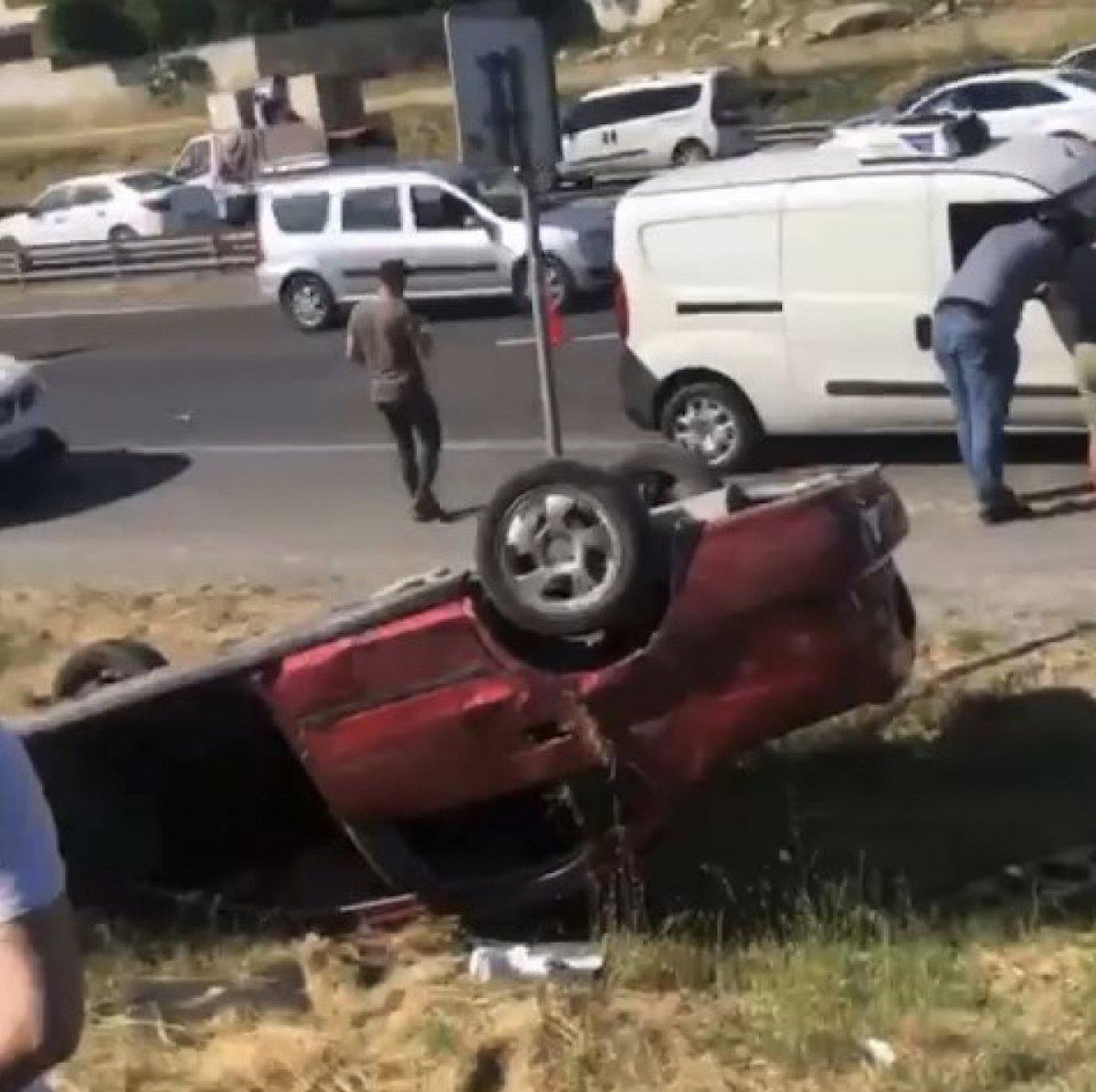 Büyükçekmece'de otomobil durağa daldı: Ölü ve yaralılar var