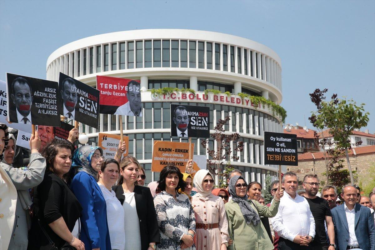 Bolu'da kadınlar, ellerinde 'Terbiyesiz Tanju Özcan' pankartlarıyla yürüdü