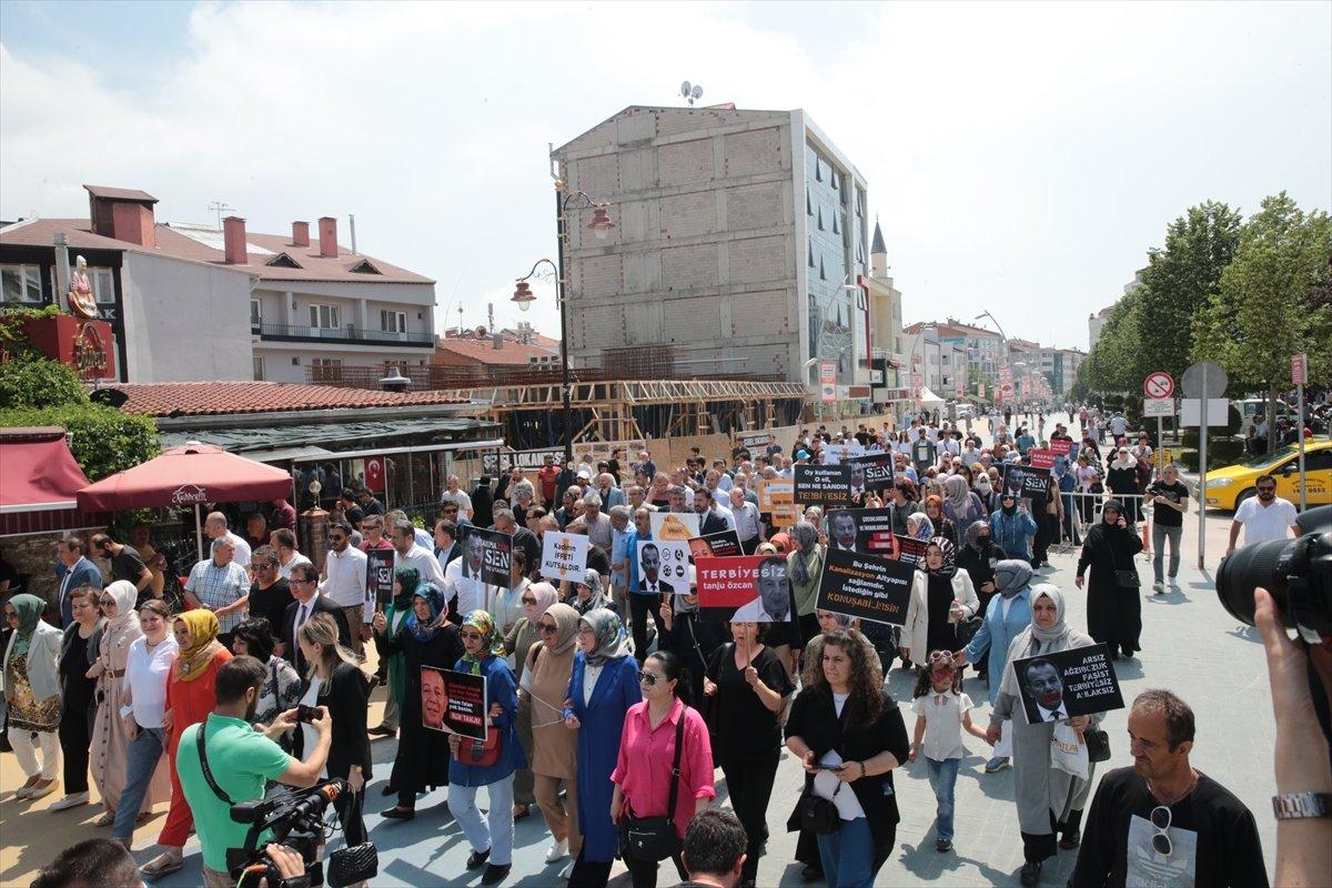 Bolu'da kadınlar, ellerinde 'Terbiyesiz Tanju Özcan' pankartlarıyla yürüdü