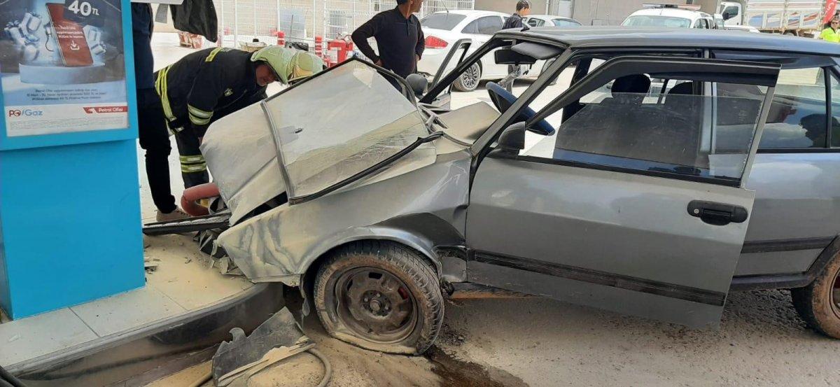 Bayburt'ta freni tutmayan araba benzinlikteki pompaya çarptı