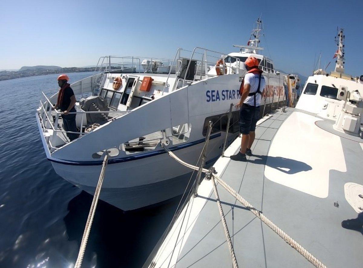 Kuşadası açıklarındaki yolcu gemisi su aldı