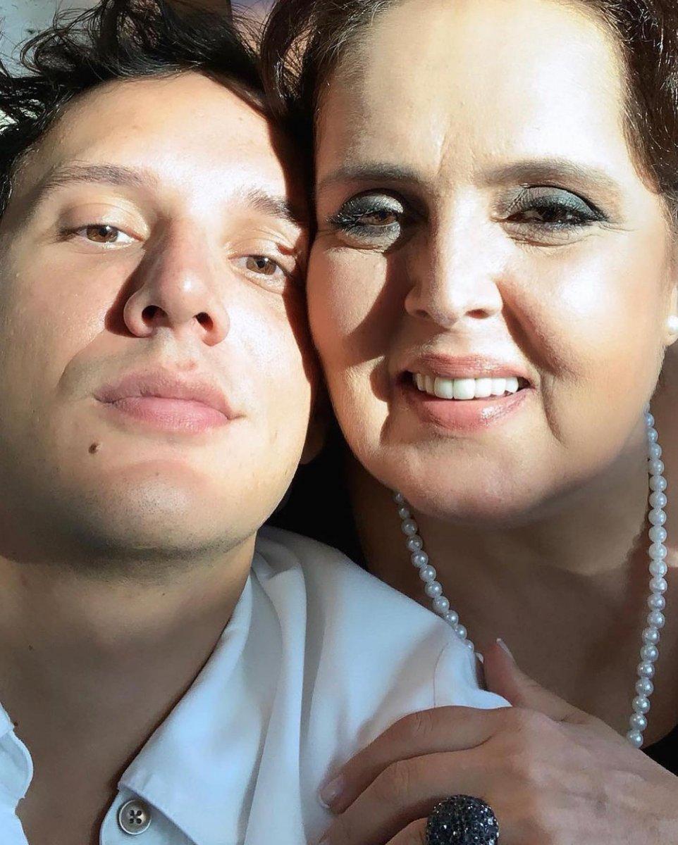 Edis sahnede ağladı