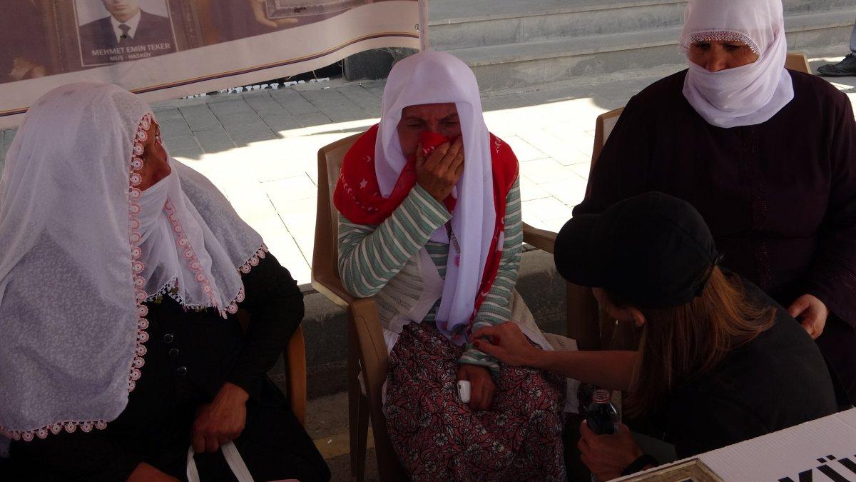 Muş’ta evladını HDP’den isteyen anne, kaldırıma yattı