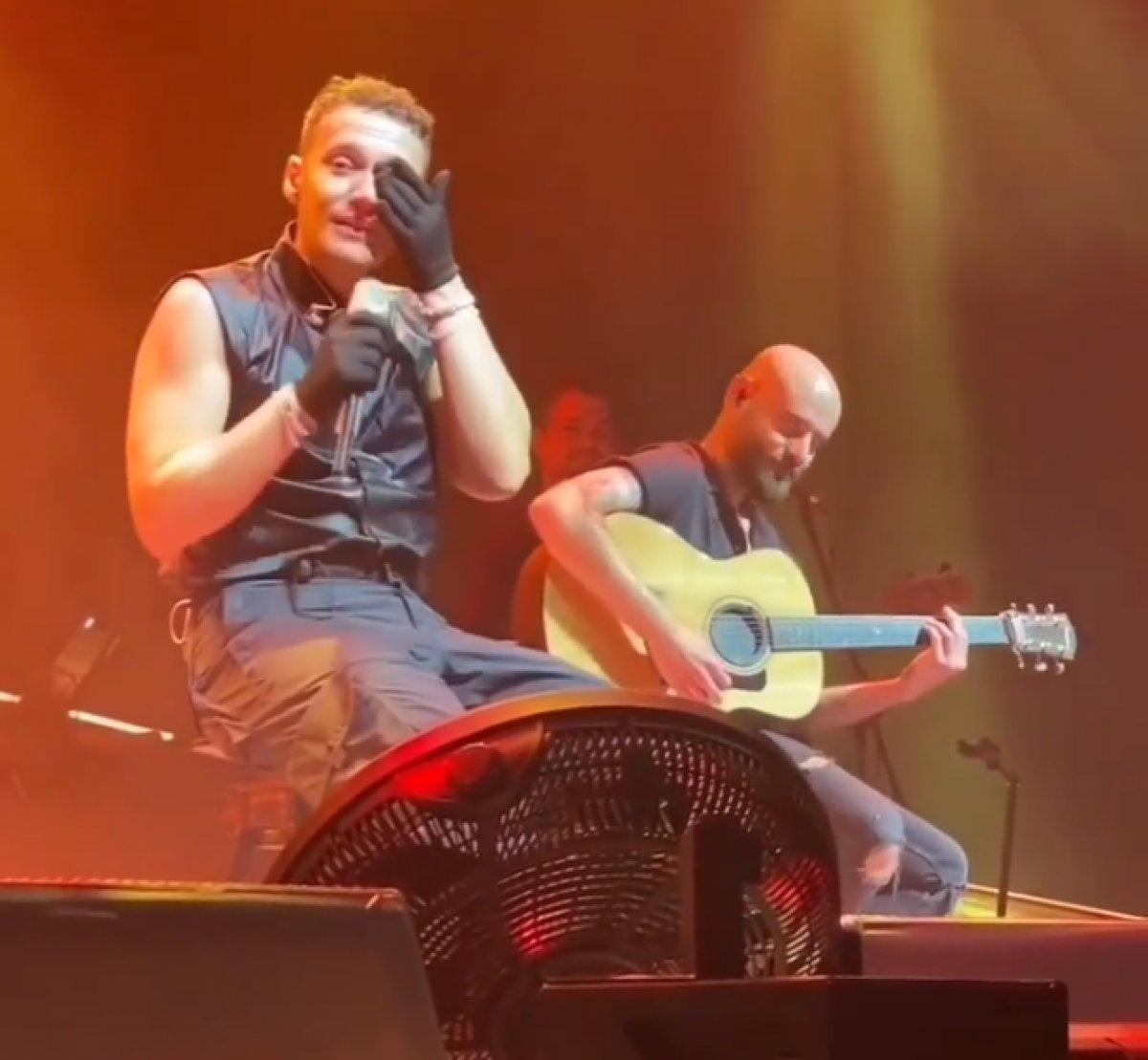 Edis sahnede ağladı