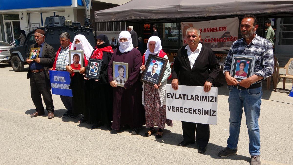 Muş’ta evladını HDP’den isteyen anne, kaldırıma yattı