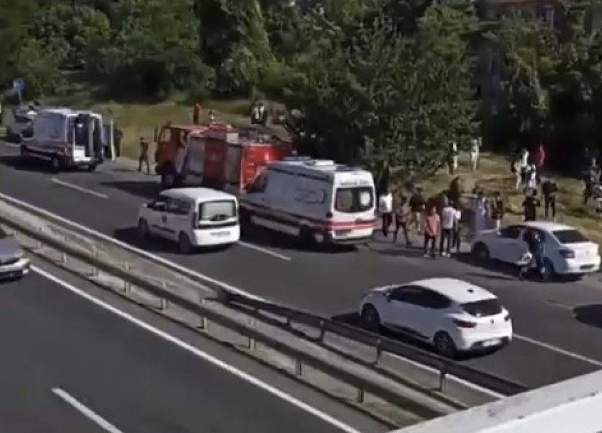 Büyükçekmece'de otomobil durağa daldı: Ölü ve yaralılar var