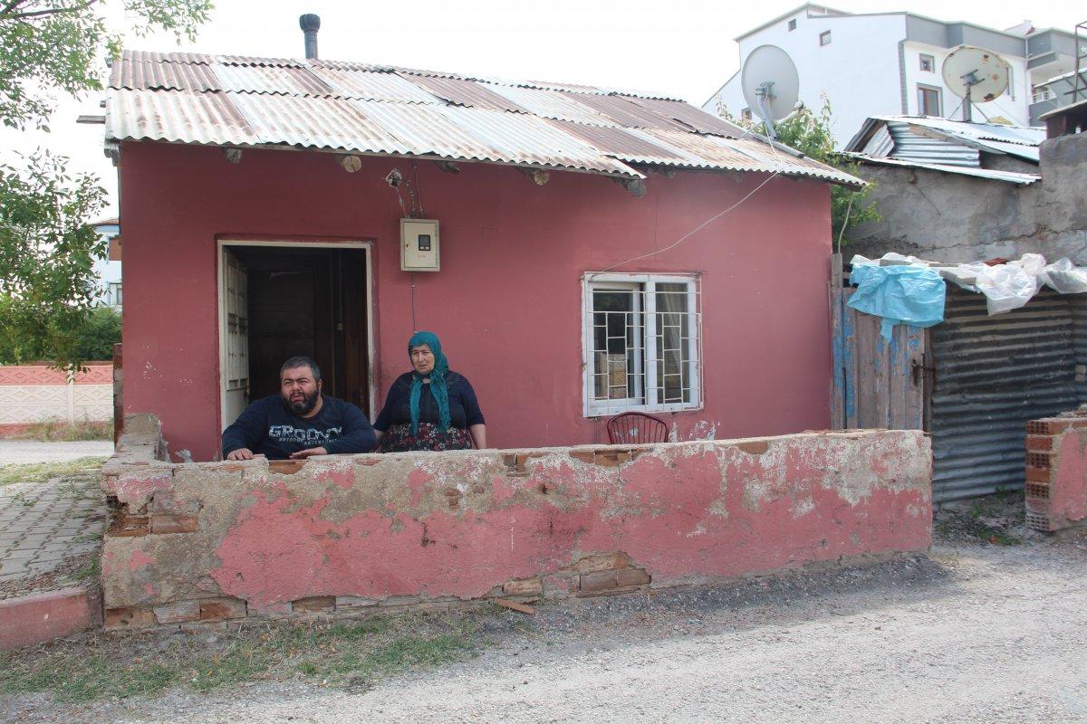 Kayıtlara ölü olarak geçen anne ve oğlu yeni kimliklerine kavuştu