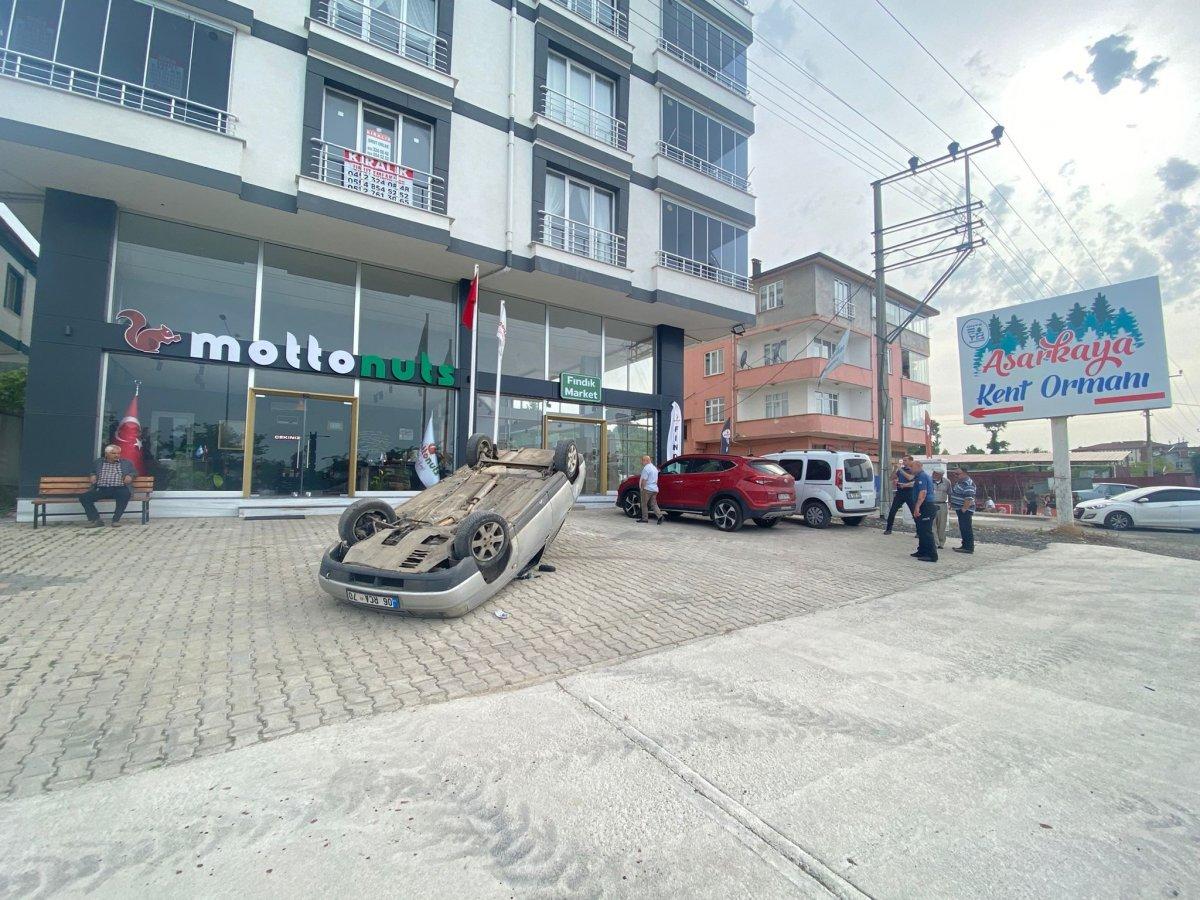 Ordu'da kepçe operatörü, sürücüsü içindeyken otomobile takla attırdı