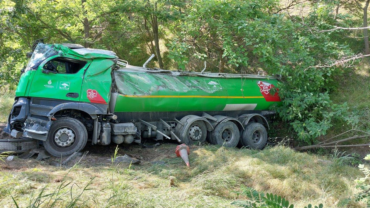 Başakşehir'de İBB'nin su tankeri şarampole uçtu