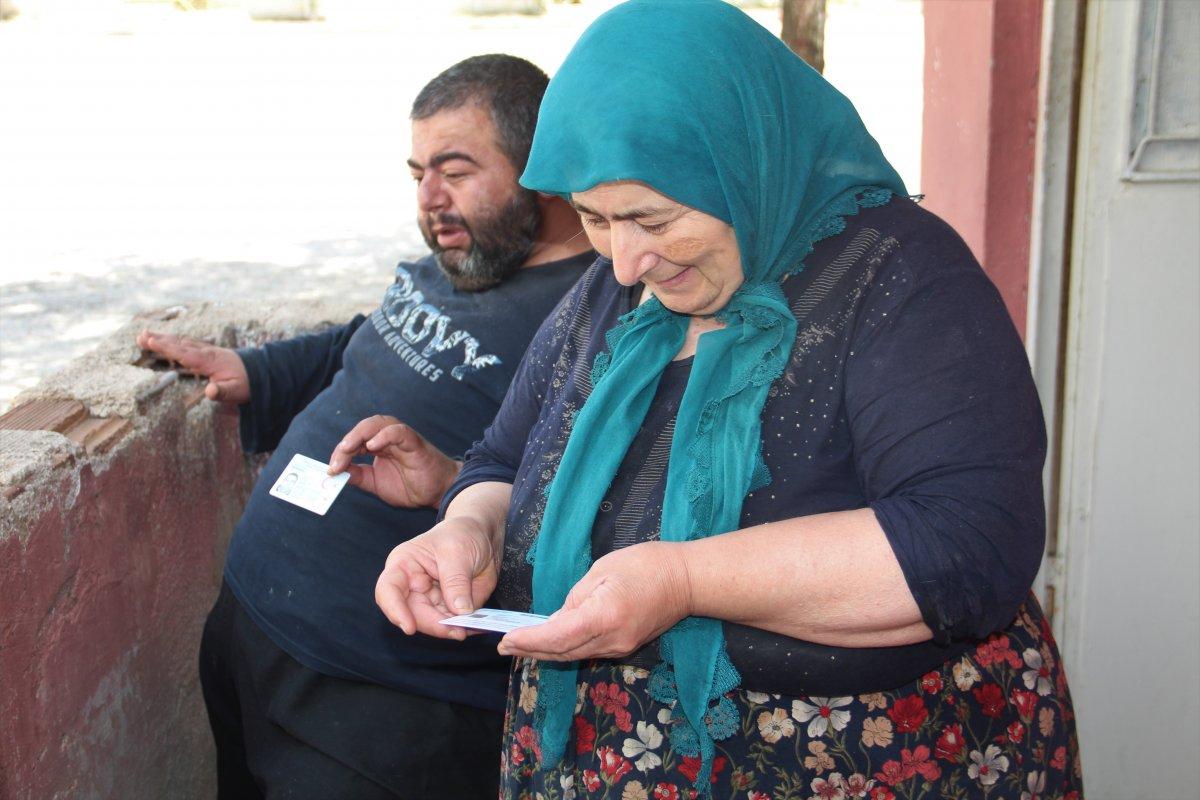 Kayıtlara ölü olarak geçen anne ve oğlu yeni kimliklerine kavuştu