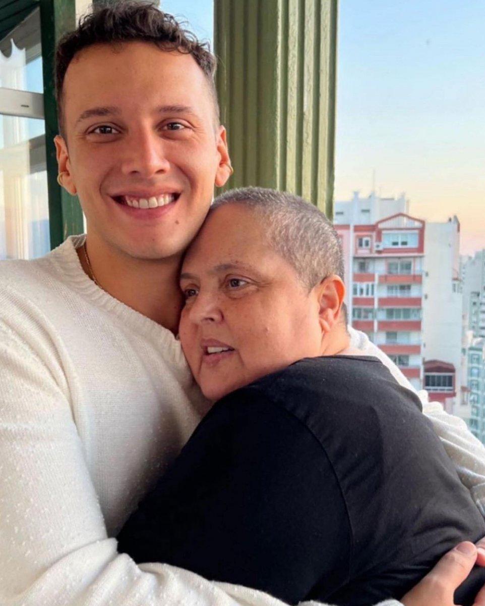 Edis sahnede ağladı