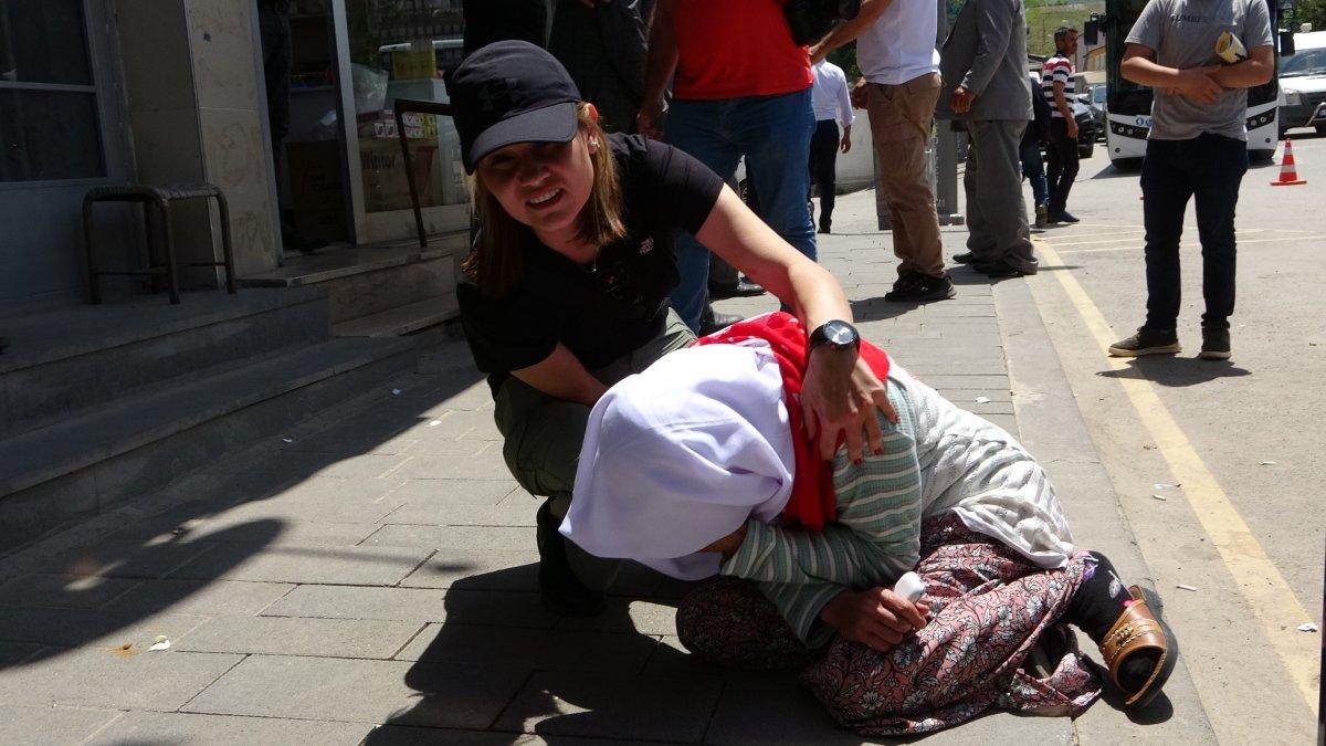 Muş’ta evladını HDP’den isteyen anne, kaldırıma yattı