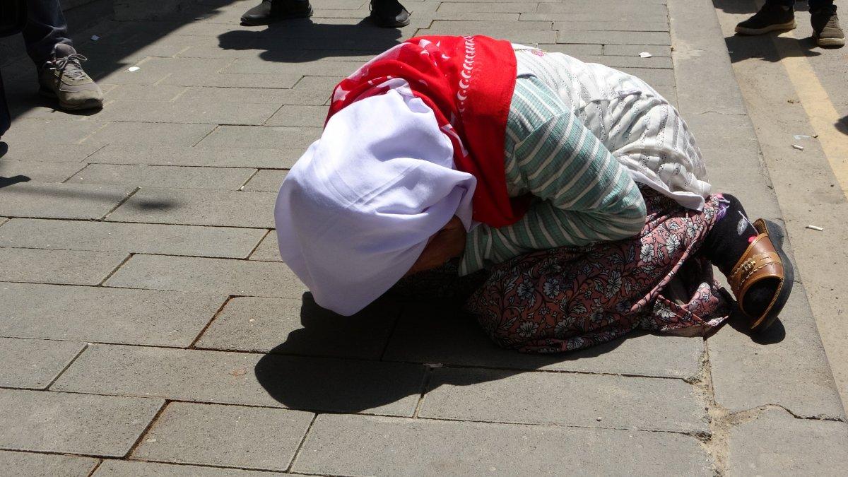 Muş’ta evladını HDP’den isteyen anne, kaldırıma yattı