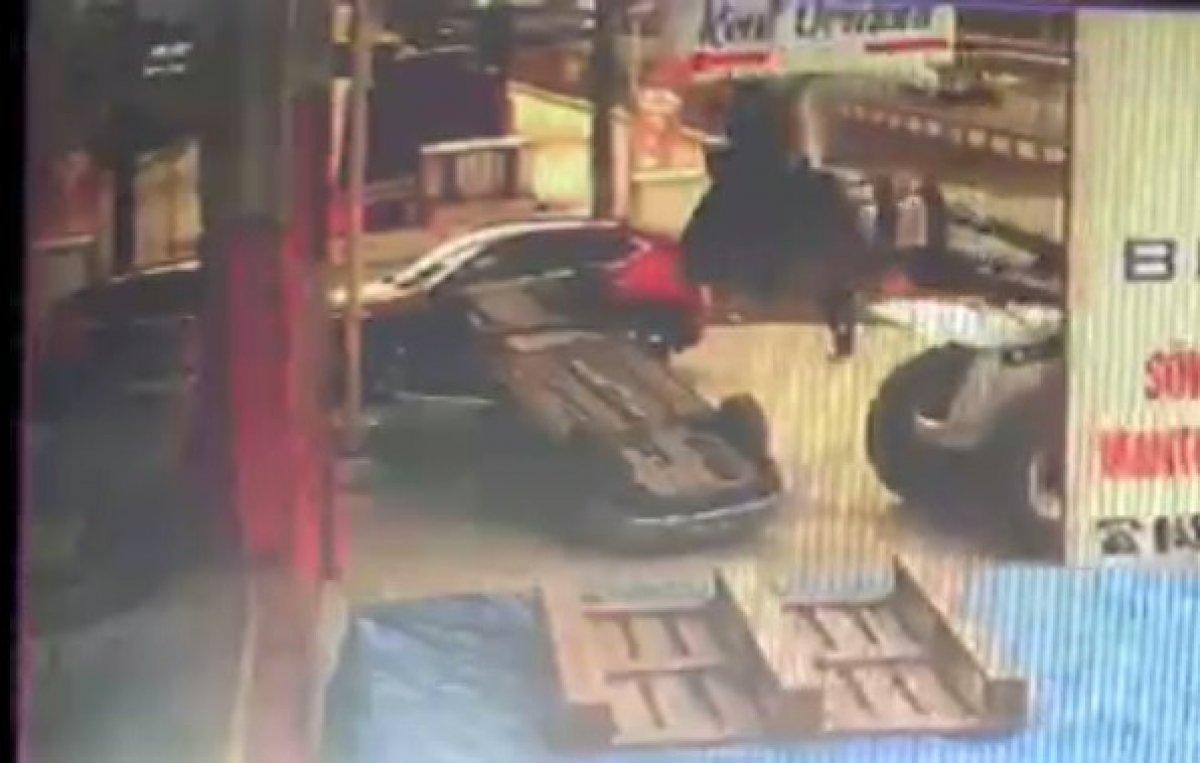 Ordu'da kepçe operatörü, sürücüsü içindeyken otomobile takla attırdı